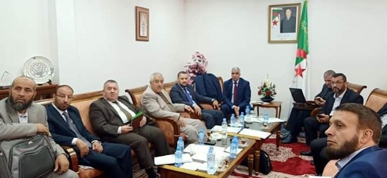 أعضاء لجنة الإفتاء التابعة لوزارة الشؤون الدينية الجزائرية أطباء جزائريون في مستشفى لإجراء فحص فيروس كورونا