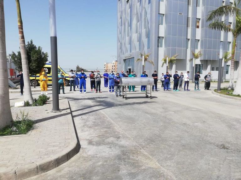 أطباء يؤدون صلاة الغائب على روح الدكتور المصري أحمد اللواح 