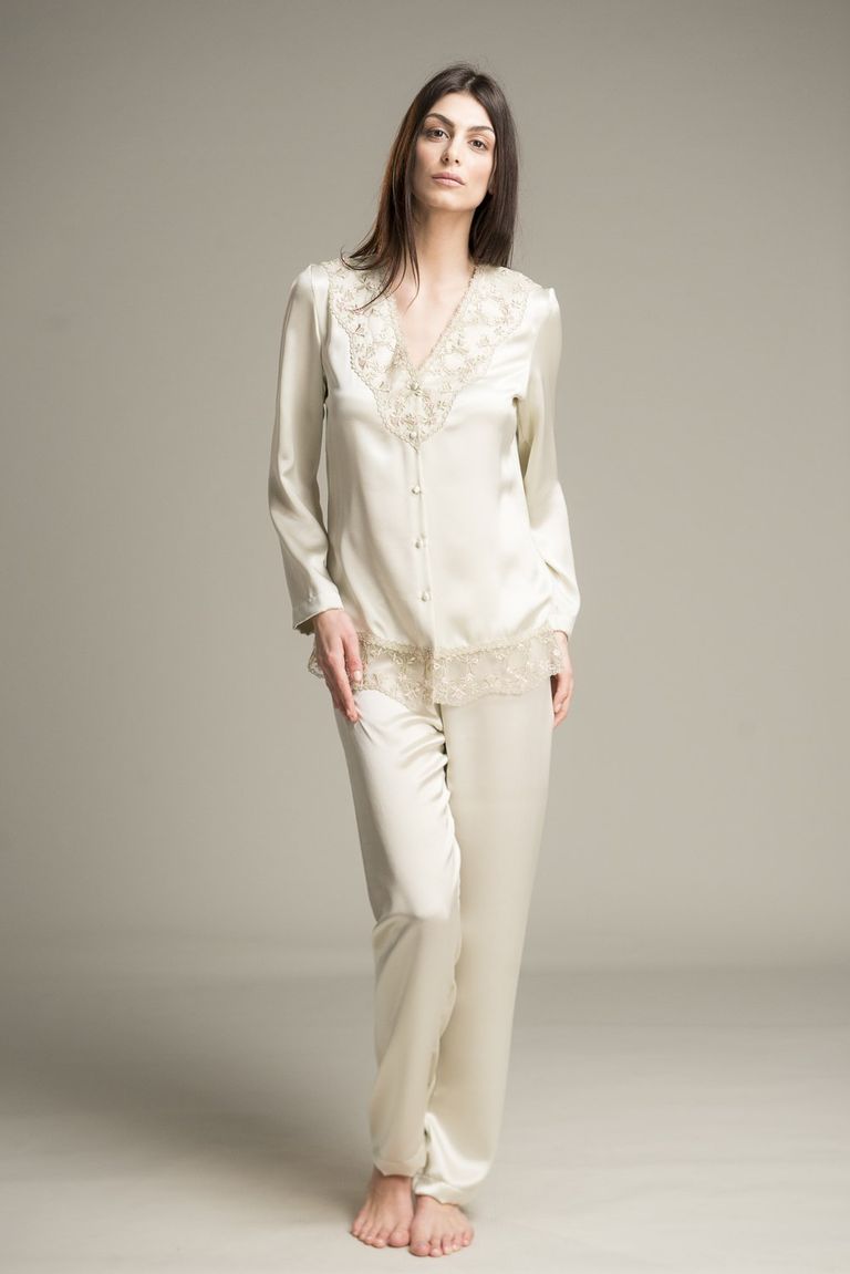 فتاة ترتدي ملابس مبهجة في المنزل