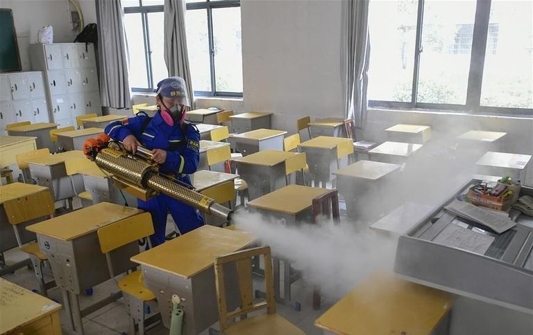 رجل يضع كمامة بمتنزه في ووهان