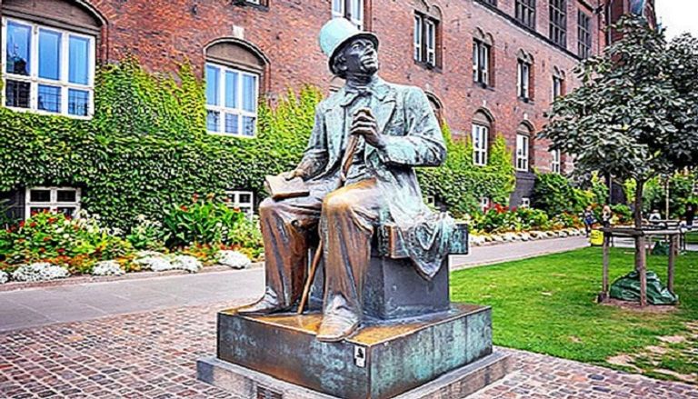 تمثال هانس أندرسن في مدينة أدونسه بالدنمارك