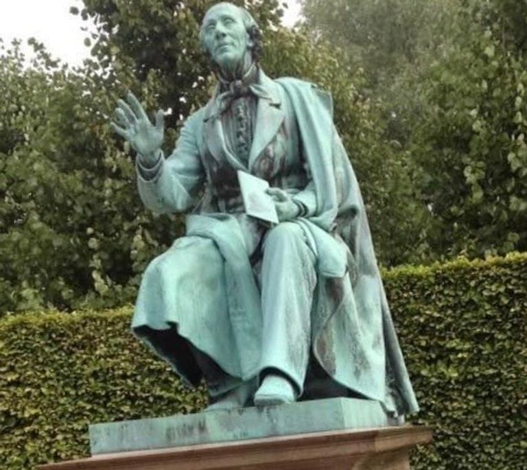 تمثال أندرسن في حديقة قرب متحف الفن الحديث في كوبنهاجن