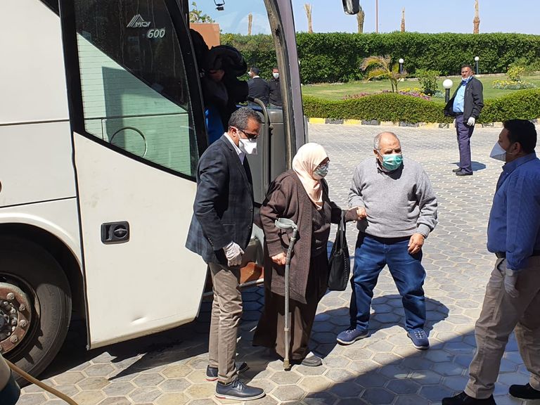 الأطقم الطبية في الحجر الصحي بمدينة مرسى علم السياحية