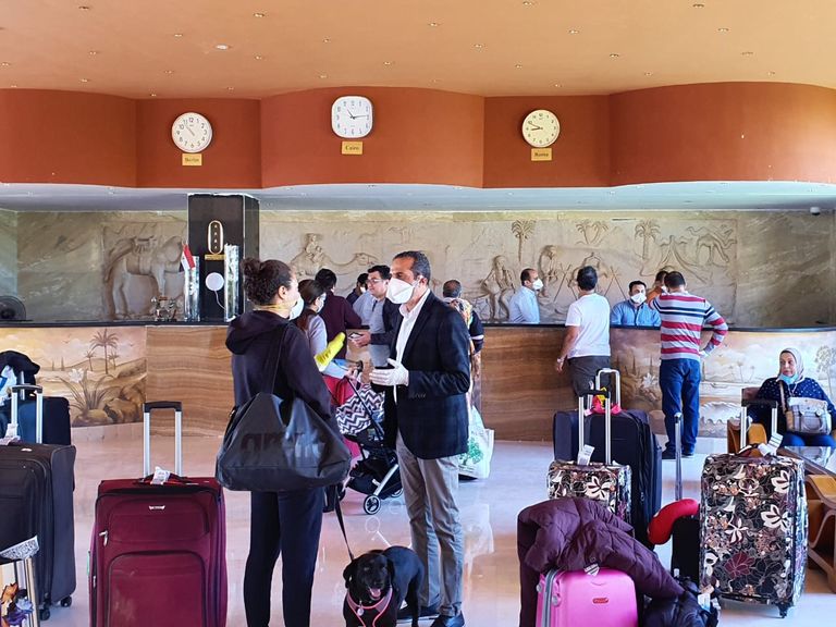 الأطقم الطبية في الحجر الصحي بمدينة مرسى علم السياحية