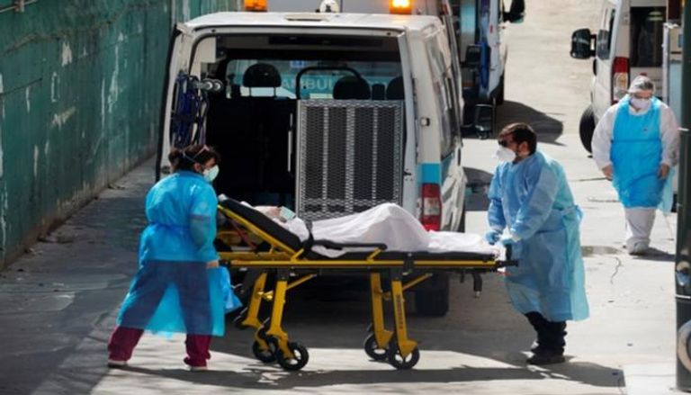 نقل مصاب بكورونا إلى المستشفى في إسبانيا