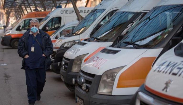 عامل إسعاف يرتدي قناعا في مركز طوارئ بصوفيا 