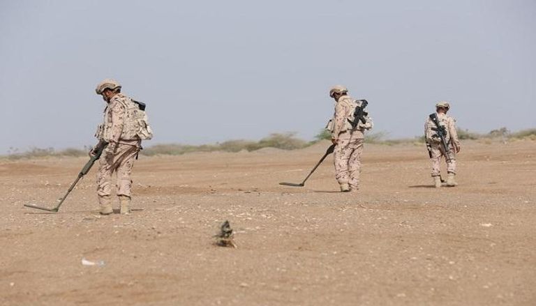 جنود إماراتيون خلال الكشف عن الألغام
