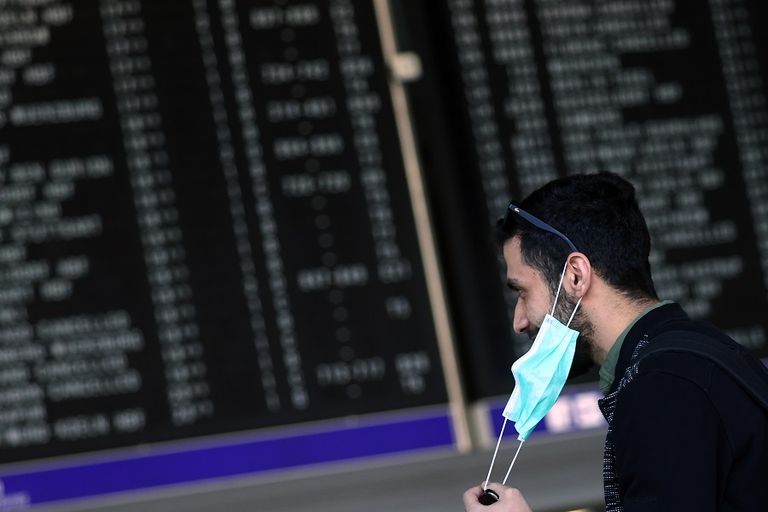 فتاة ترتدي كمامة للوقاية من فيروس كورونا في ألمانيا