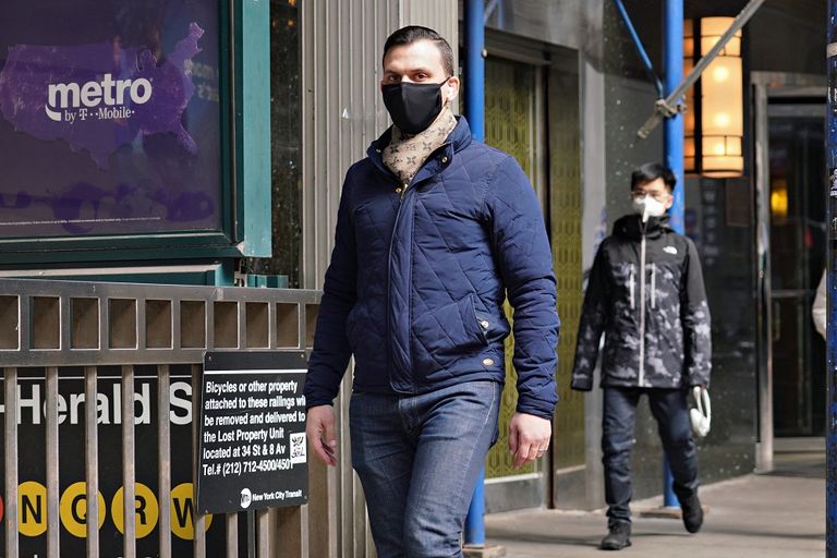 عاملون صحيون يرتدون بدلات واقية في نيويورك