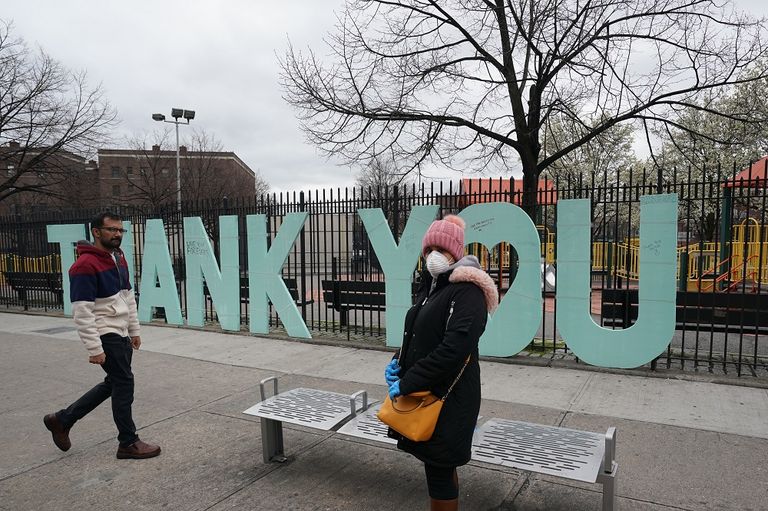 عاملون صحيون يرتدون بدلات واقية في نيويورك