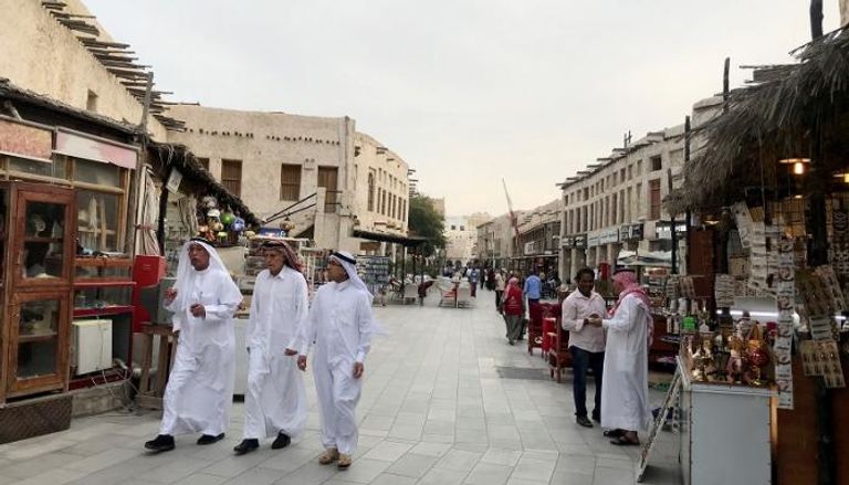 قطريون في سوق شعبي قبل موعد سريان حظر التجول لاحتواء فيروس كورونا