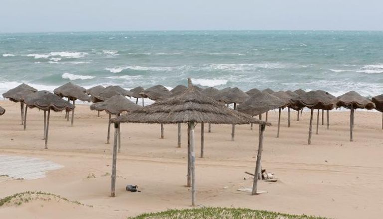 شواطئ تونس خالية من المصطافين خلال حظر التجول لاحتواء فيروس كورونا