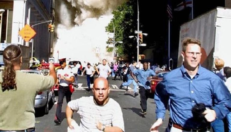 أمريكيون يفرون عقب سقوط برجي التجارة بنيويورك خلال هجمات سبتمبر