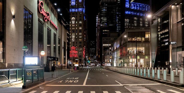 أمريكيون يفرون عقب سقوط برجي التجارة بنيويورك خلال هجمات سبتمبر