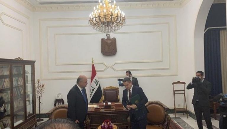 عدنان الزرفي خلال استلام خطاب التكليف من الرئيس العراقي