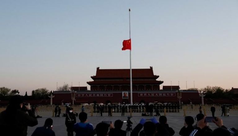 لحظة تنكيس العلم الصيني والحداد على ضحايا كورونا - رويترز