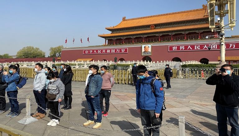 لحظة تنكيس العلم الصيني والحداد على ضحايا كورونا - رويترز