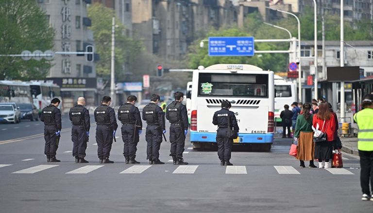 لحظة تنكيس العلم الصيني والحداد على ضحايا كورونا - رويترز