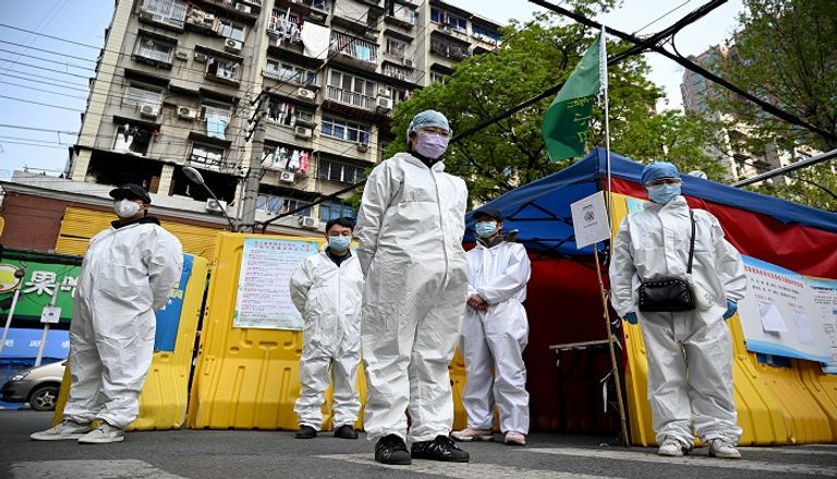 لحظة تنكيس العلم الصيني والحداد على ضحايا كورونا - رويترز