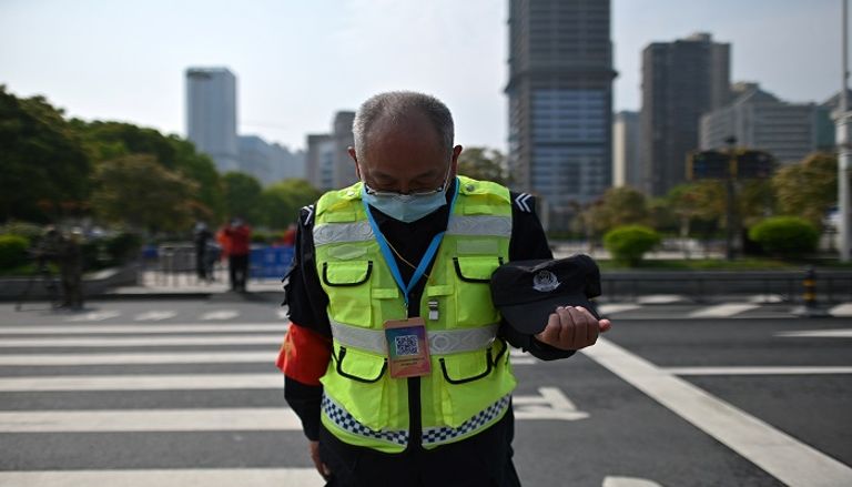 لحظة تنكيس العلم الصيني والحداد على ضحايا كورونا - رويترز