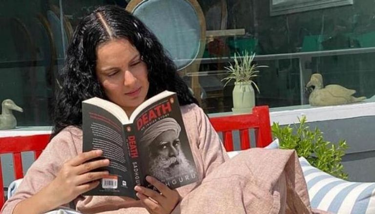 كانجانا راناوات تقرأ كتابا أثناء فترة العزل المنزلي