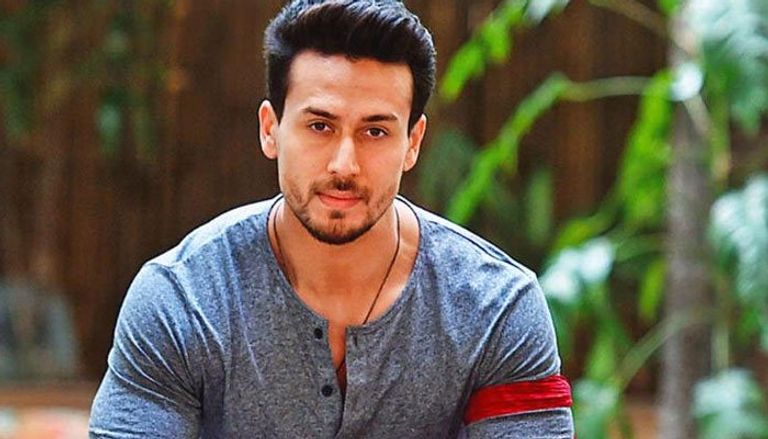 كانجانا راناوات تقرأ كتابا أثناء فترة العزل المنزلي