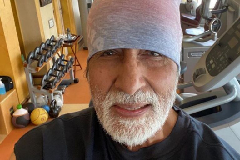 كانجانا راناوات تقرأ كتابا أثناء فترة العزل المنزلي