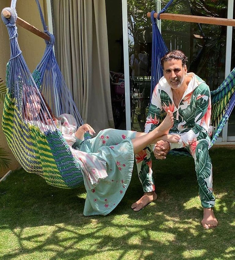 كانجانا راناوات تقرأ كتابا أثناء فترة العزل المنزلي