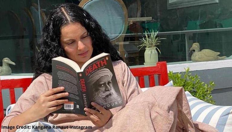 كانجانا راناوات تقرأ كتابا أثناء فترة العزل المنزلي