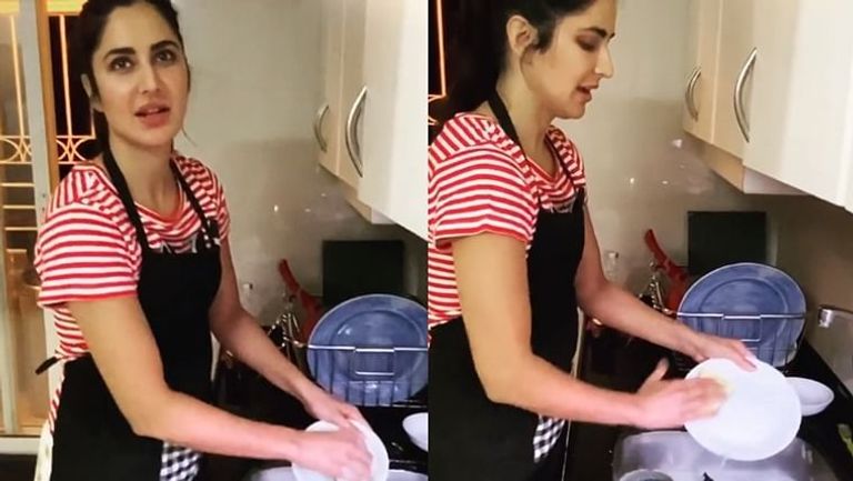 كانجانا راناوات تقرأ كتابا أثناء فترة العزل المنزلي