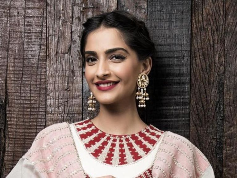 كانجانا راناوات تقرأ كتابا أثناء فترة العزل المنزلي