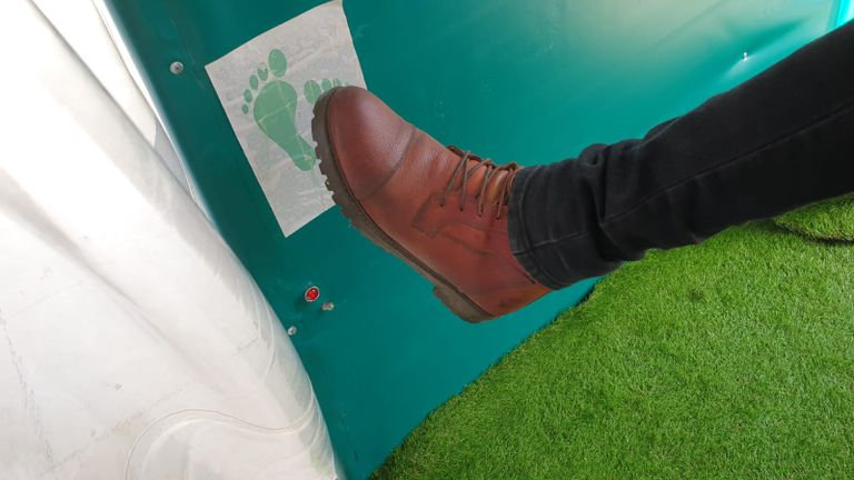 شاب يقف داخل ممر التعقيم