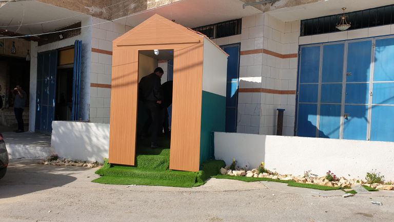 شاب يقف داخل ممر التعقيم