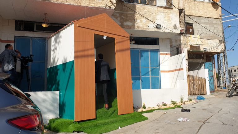 شاب يقف داخل ممر التعقيم