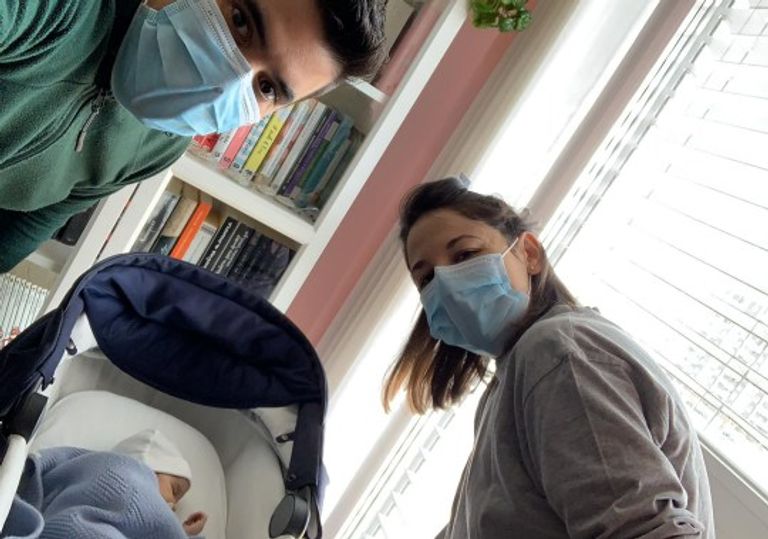 فانيسا مورو تحتضن رضيعها