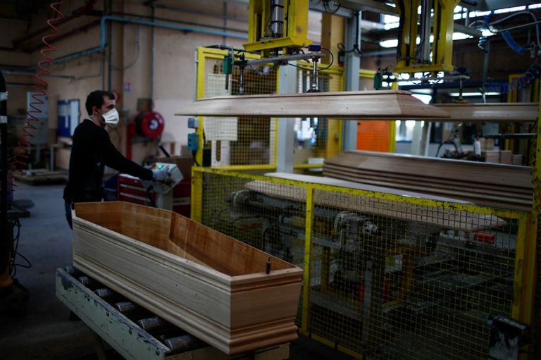 مصنع لإنتاج التوابيت في فرنسا