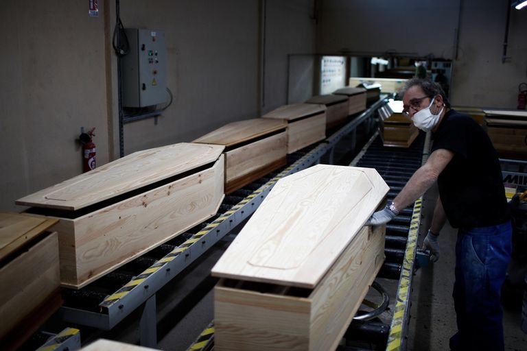 مصنع لإنتاج التوابيت في فرنسا