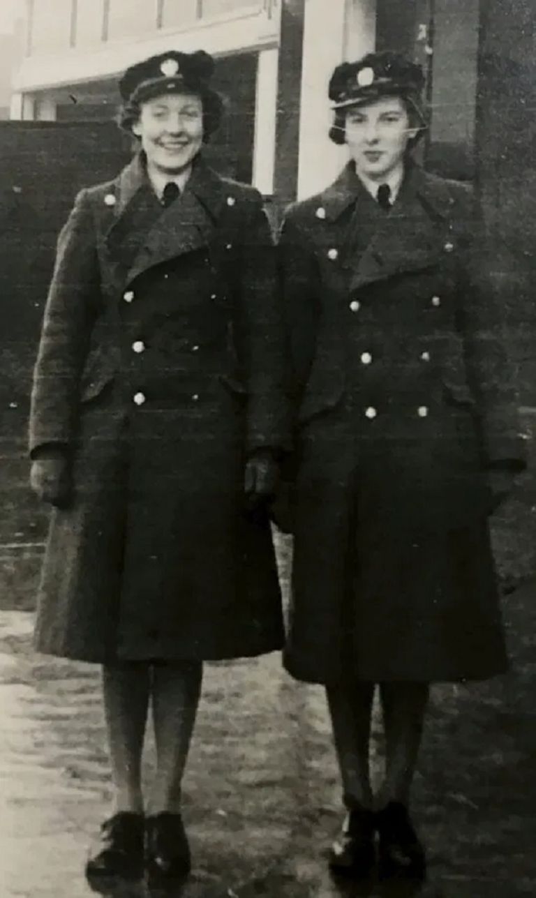 السيدة ريتا (على اليسار) في زيها العسكري
