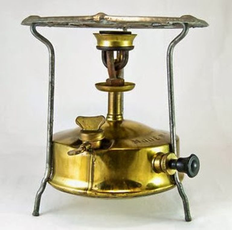 موقد الاضاءة القديم في مصر ( وابور الجاز ) أرشيف دعوة لتأمل مفردات البيت يحملها هذا الكتاب