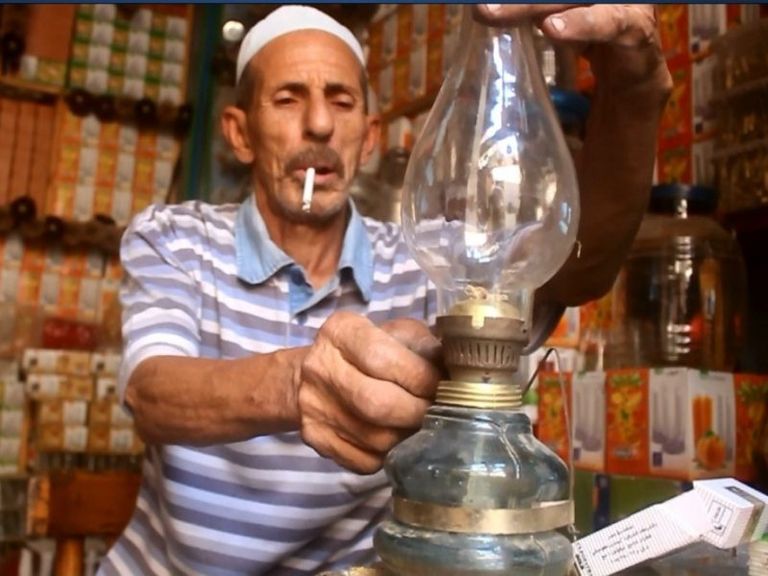 لمبة الاضاءة القديمة في مصر تحولت من تراث الى قطعة ديكور معاصرة دعوة لتأمل مفردات البيت يحملها هذا الكتاب