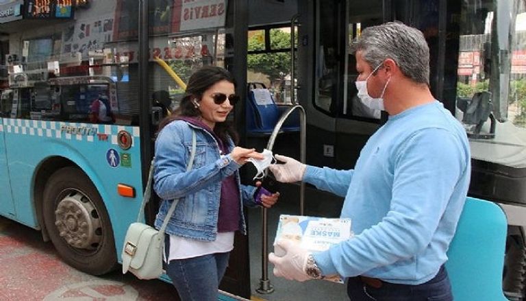 عناصر من بلدية إسطنبول يوزعون الأقنعة على الأتراك للوقاية من كورونا