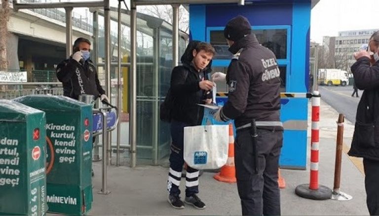 عناصر من بلدية إسطنبول يوزعون الأقنعة على الأتراك للوقاية من كورونا