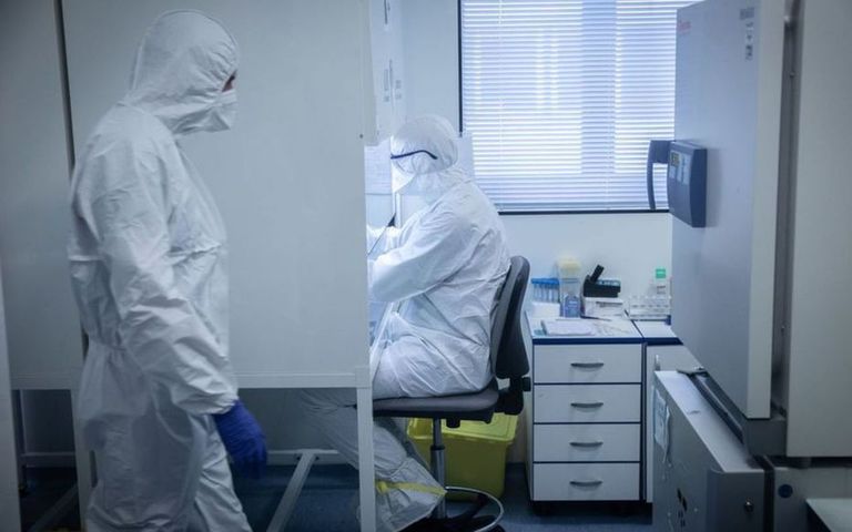 أطباء يرتدون البدل الواقية والكمامات أثناء تجاربهم لإيجاد علاج لفيروس كورونا التجارب السريرية لعلاج أعراض كورونا بالبلازما تبدأ الثلاثاء