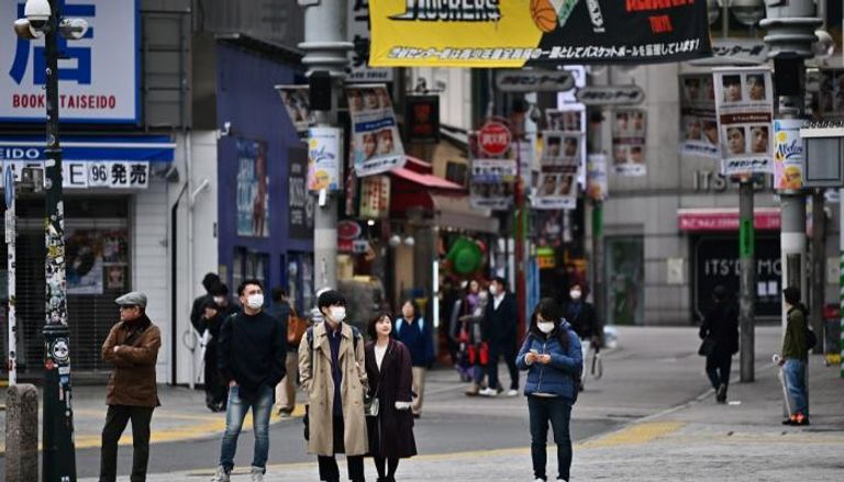 أشخاص يرتدون كمامات في شوارع طوكيو