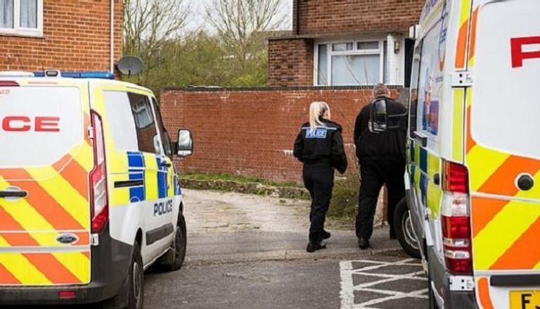 الشرطة البريطانية تتوجه إلى أحد المنازل بسبب العنف المنزلي