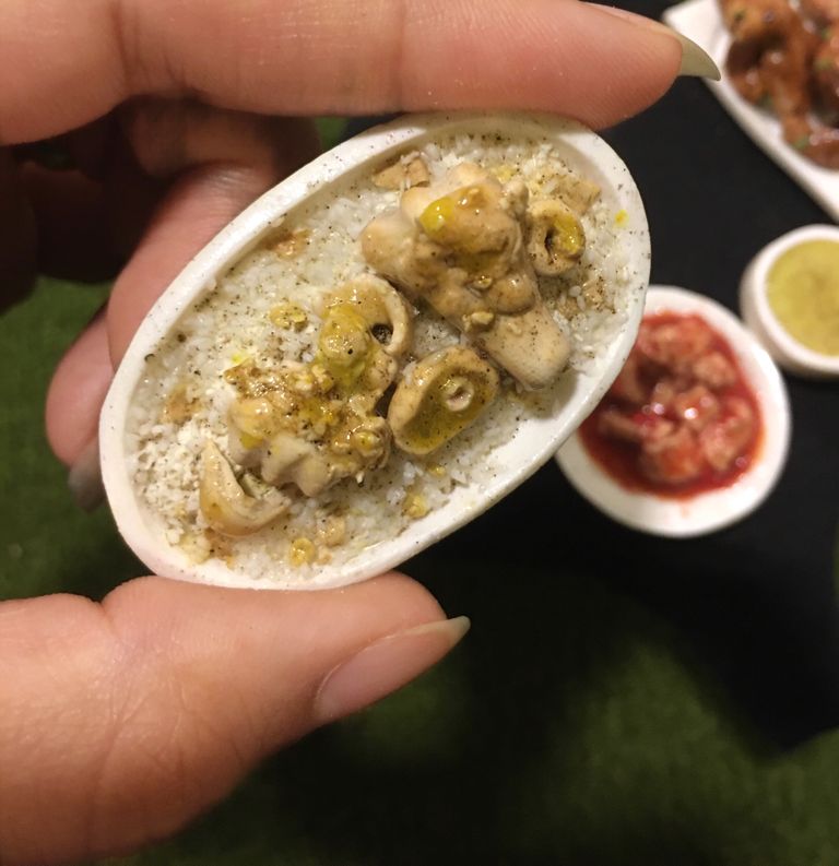 مصرية توثق الأكل الشعبي بالصلصال الحراري