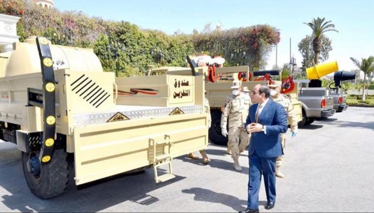 الرئيس المصري عبدالفتاح السيسي يتفقد وحدات التعقيم العسكرية