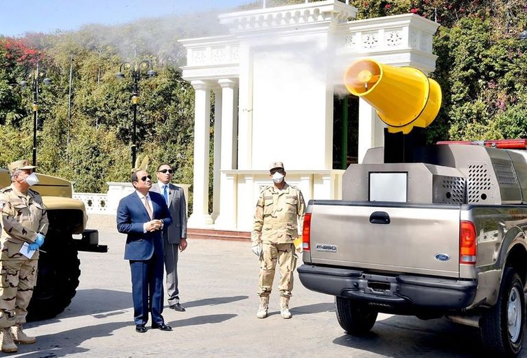 الرئيس المصري عبدالفتاح السيسي يتفقد وحدات التعقيم العسكرية