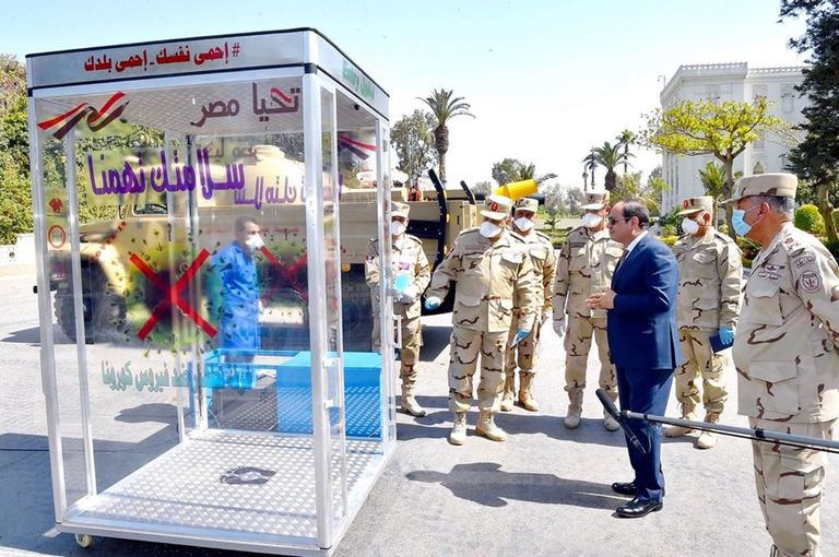الرئيس المصري عبدالفتاح السيسي يتفقد وحدات التعقيم العسكرية