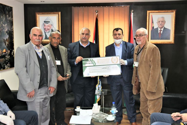 جانب من تسليم المساعدات الطبية